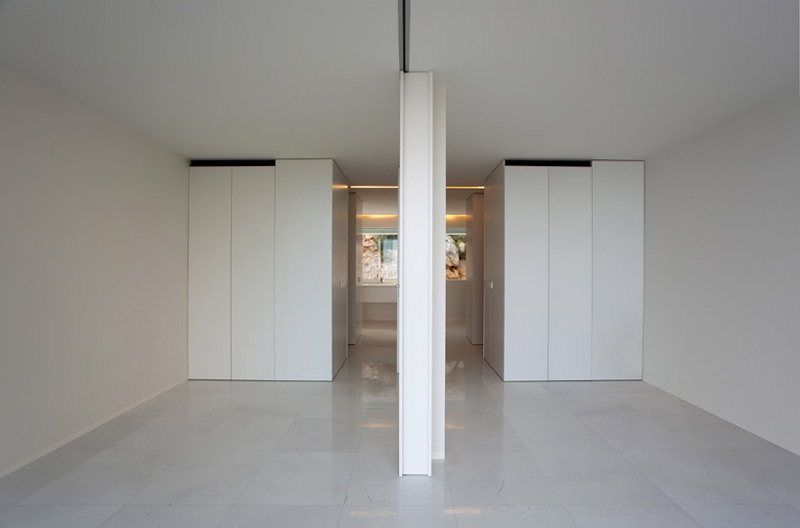 Interior view of the white walls and floors of the House on the Cliff by Fran Silvestre Arquitectos