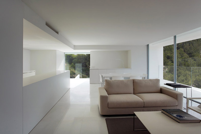Interior view of the white walls, floor and sofa of the House on the Cliff by Fran Silvestre Arquitectos