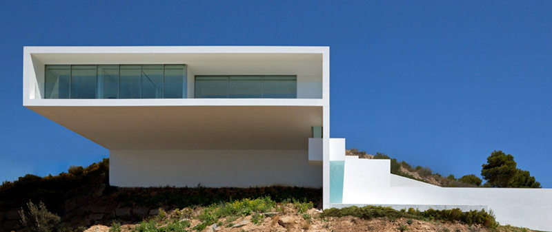 Front architecture of the House on the Cliff by Fran Silvestre Arquitectos