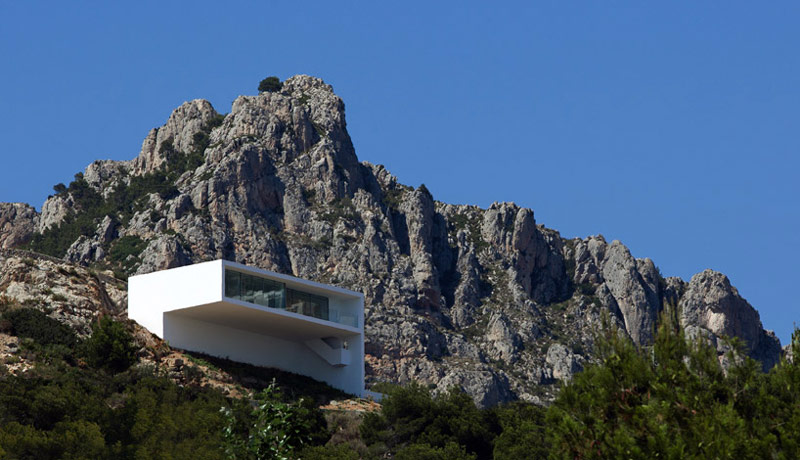 Architecture and scenery of the mountains behind of the House on the Cliff by Fran Silvestre Arquitectos