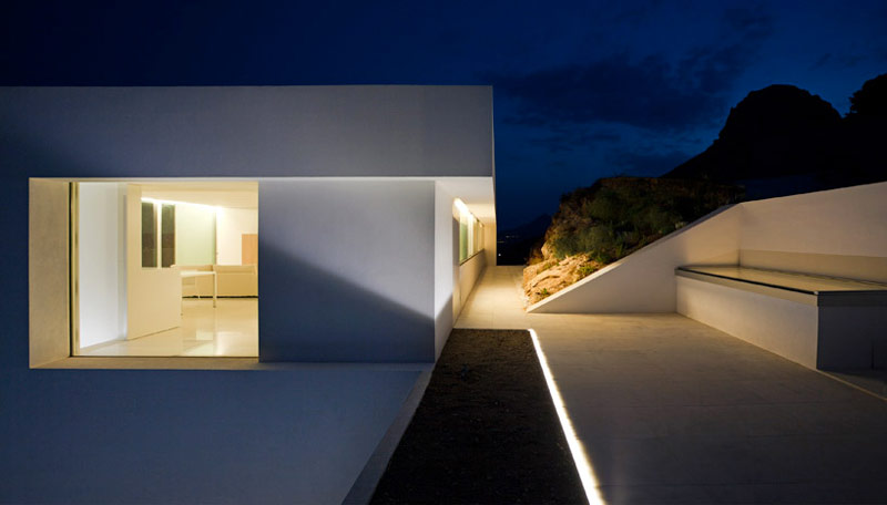 exterior view of the House on the Cliff by Fran Silvestre Arquitectos