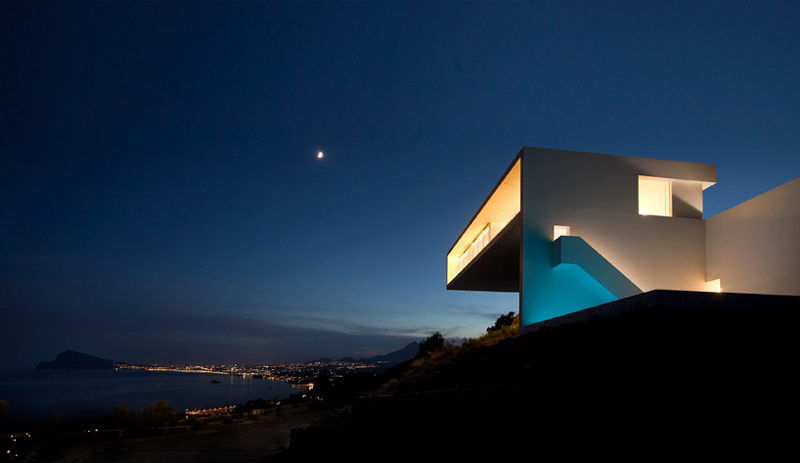 Architecture and scenery of the House on the Cliff by Fran Silvestre Arquitectos