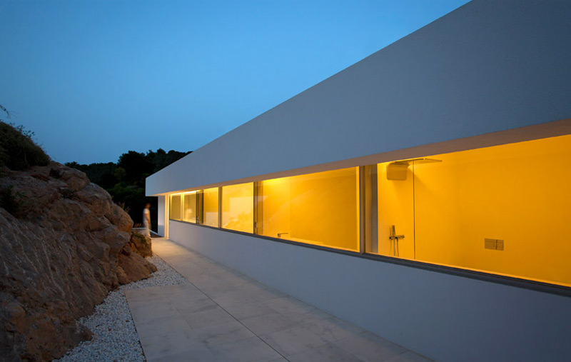 Window facade of the House on the Cliff by Fran Silvestre Arquitectos