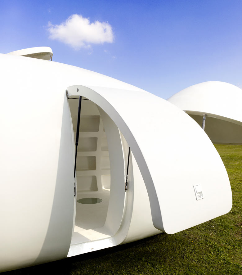 Door opening of the blob VB3 Mobile Living Pod by dmvA Architects