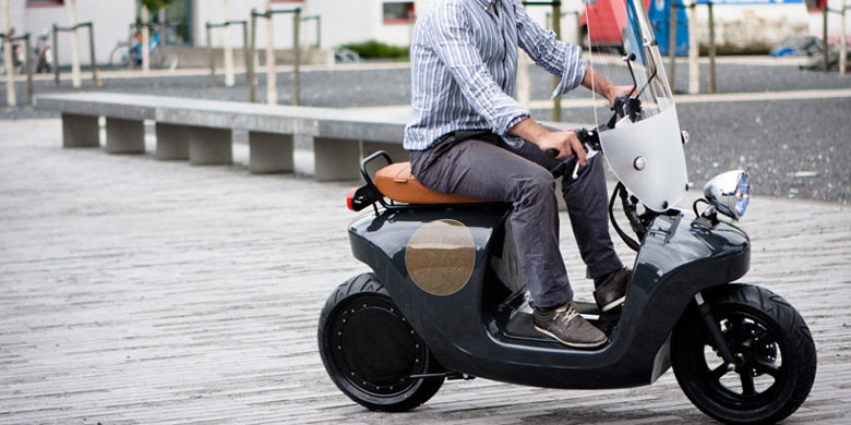 Be.e Hemp Electric Scooter by Vaneko in motion