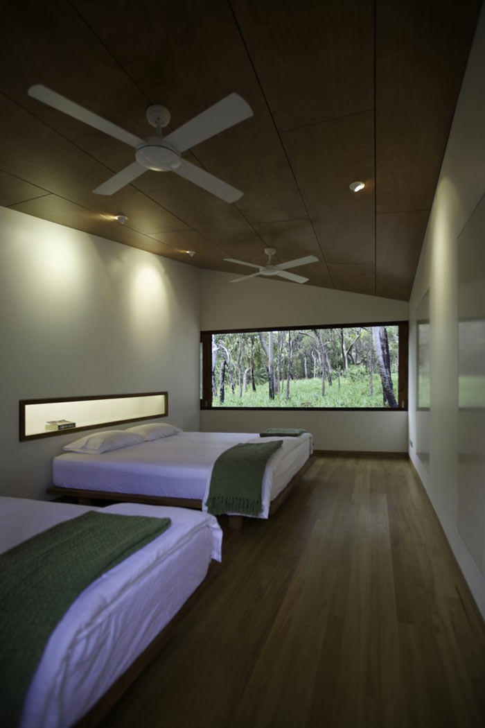 Bedroom with two beds at the Drew House by Simon Hills of Anthill Constructions