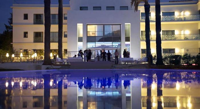 Pool and bar during the evening at the KUBE Hotel Gassin in Saint-Tropez
