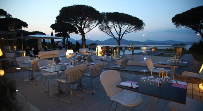 Outdoor terrace at the KUBE Hotel Gassin in Saint-Tropez