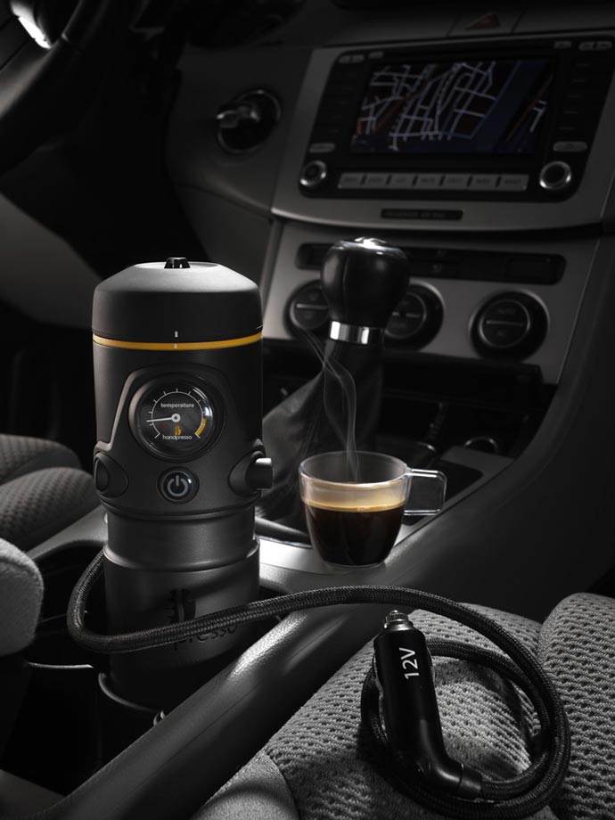 Handpresso Auto and espresso cup in the car