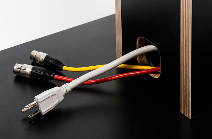 Cable connections of the Stereo T DJ Table BY Hoerboard