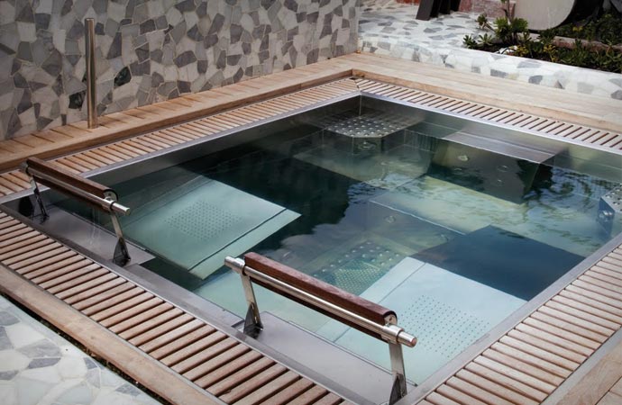Rooftop Jacuzzi at El Palauet Living Hotel in Barcelona