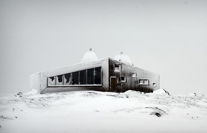 Rabothytta mountain hut in winter