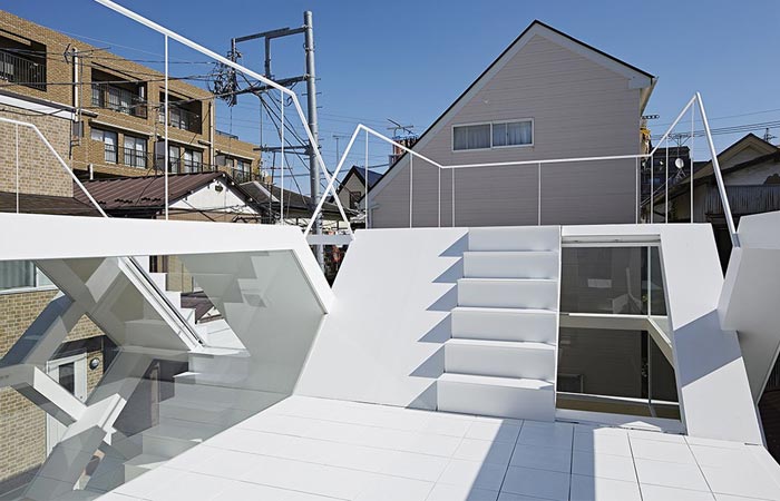 Roof of the S-House by Yuusuke Karasawa