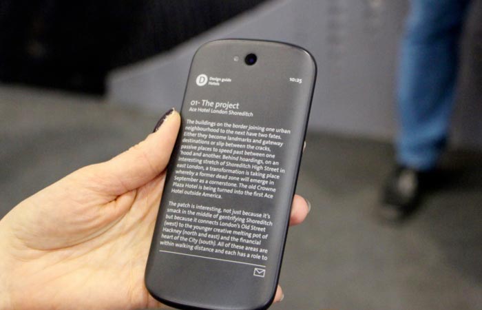 Yotaphone 2 reader and smartphone