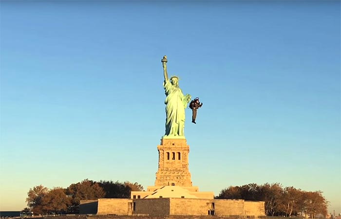 A guy flying next to the Statue of Liberty with JB-9 Personal Jetpack 