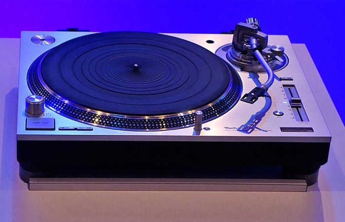 SL-1200G on a table, front view. blue background.