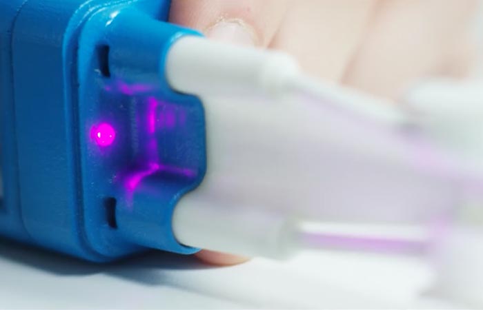UV LED cleaning the GlareSmile bristles