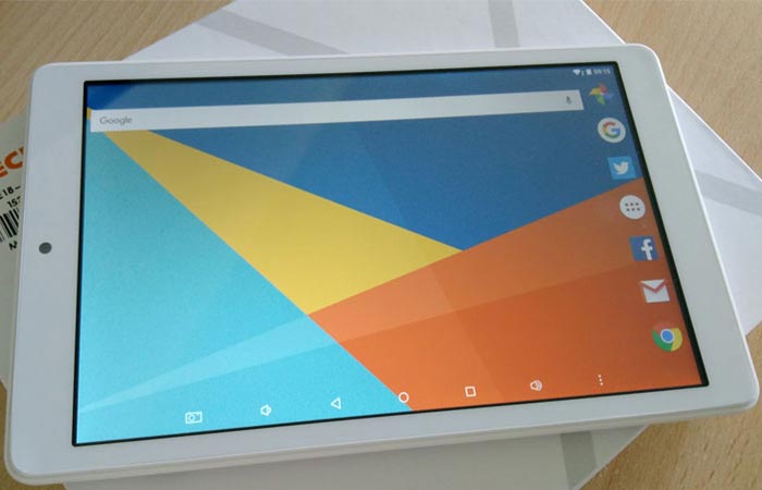 Front view of the Teclast X80 Pro with the display on