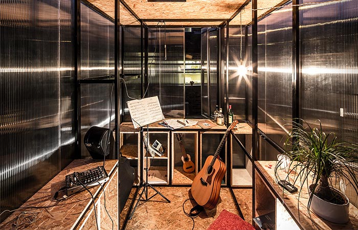 Minima Moralia Pop-up Studio Used For Musicians