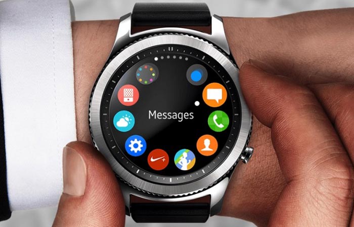Samsung Gear S3 being used via the bezel