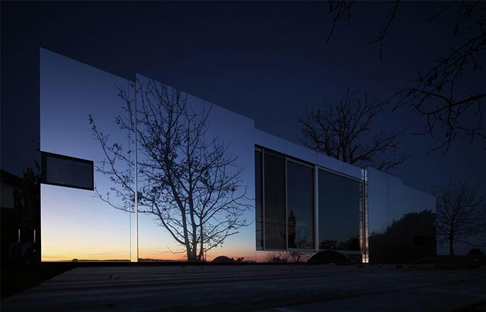 Casa Invisible Exterior By Night