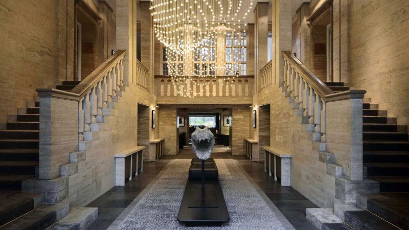 Lobby and chandelier in the Das Stue Hotel