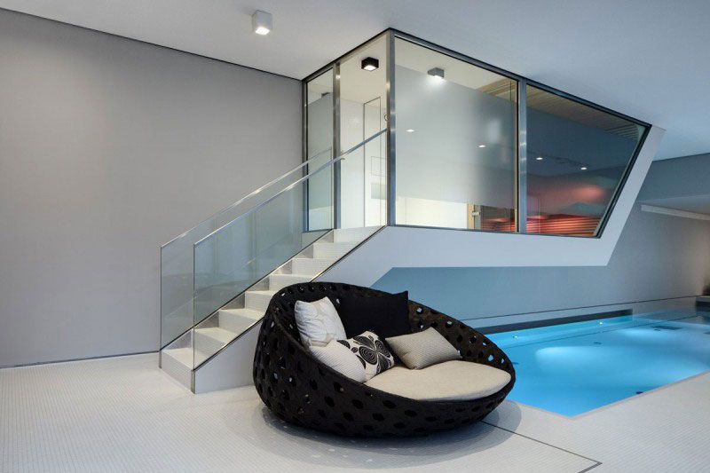 Pool and seat in the Das Stue Hotel