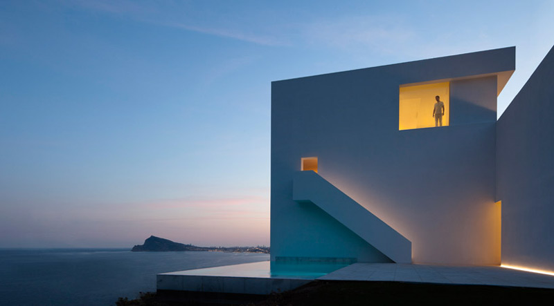 Architecture and scenery of the House on the Cliff by Fran Silvestre Arquitectos