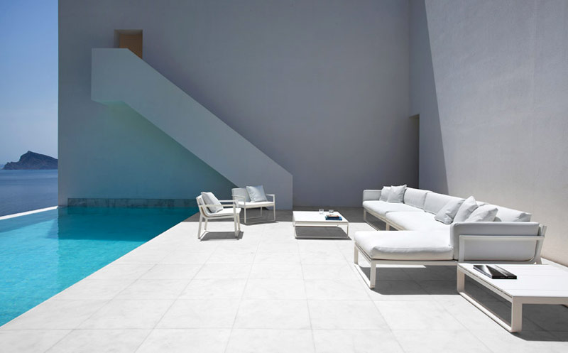 Swimming pool patio area all in white of the House on the Cliff by Fran Silvestre Arquitectos