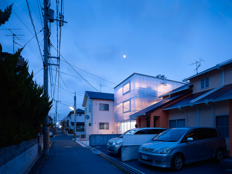 Street view during the evening of the House in Tosuien by Suppose Design Office 1