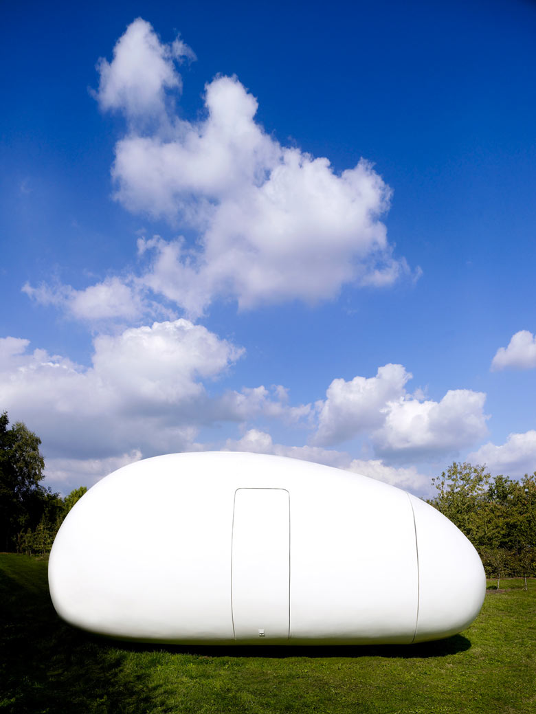 Exterior architecture of the blob VB3 Mobile Living Pod by dmvA Architects