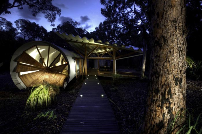 Architecture of the Drew House by Simon Hills of Anthill Constructions during the evening