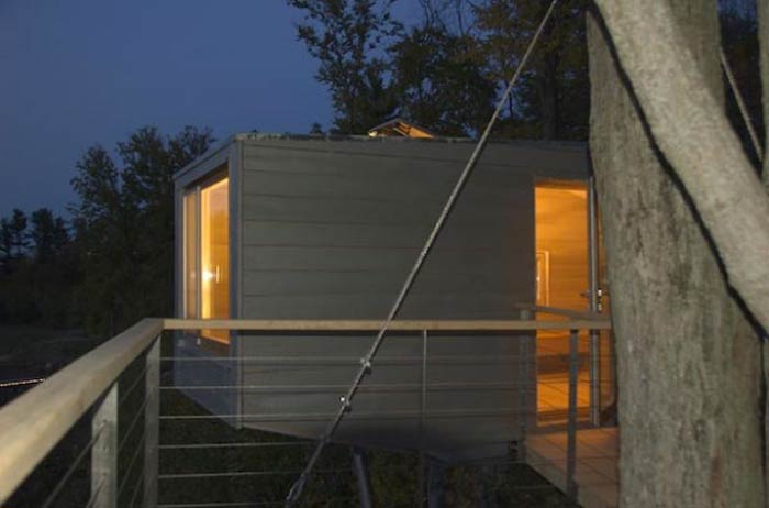Exterior view of the Baumraum Treehouse in New York