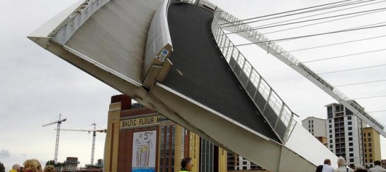 Gateshead Millennium Bridge | Tilting Bridge in England
