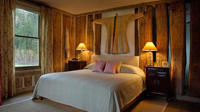 Bed and room decor and Dunton Resort in Colorado