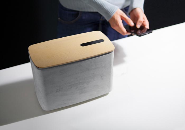 Smartphone connected to the PACO concrete bluetooth speaker