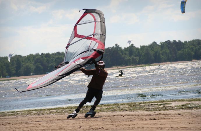 Kitewinging at the beach