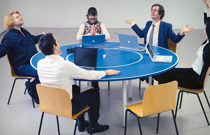 Circular ping pong table