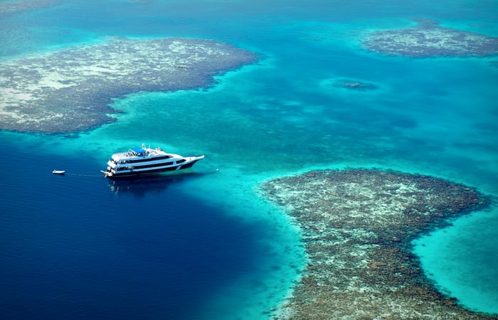 Boat trips at Great Blue Hole in Belize
