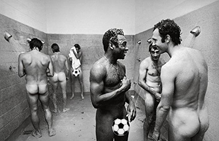Pele in the shower with other football soccer players