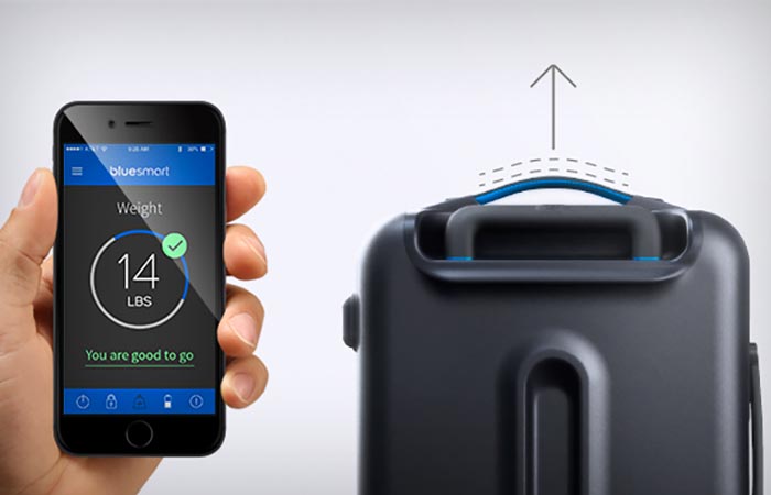 Built-in scale of the Bluesmart carry-on bag