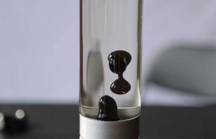 Ferrofluid lamp without magnets