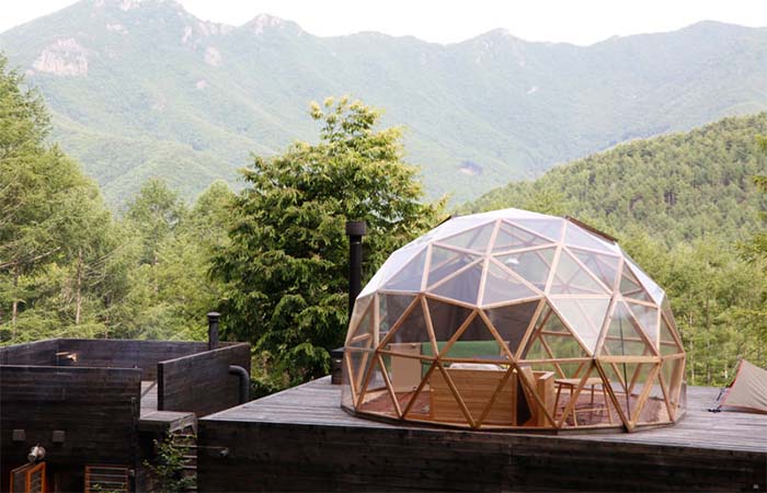 A glass dome bedroom of a mountain cottage in Ogawayama Japan