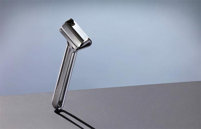 OneBlade Razor and blue and gray background