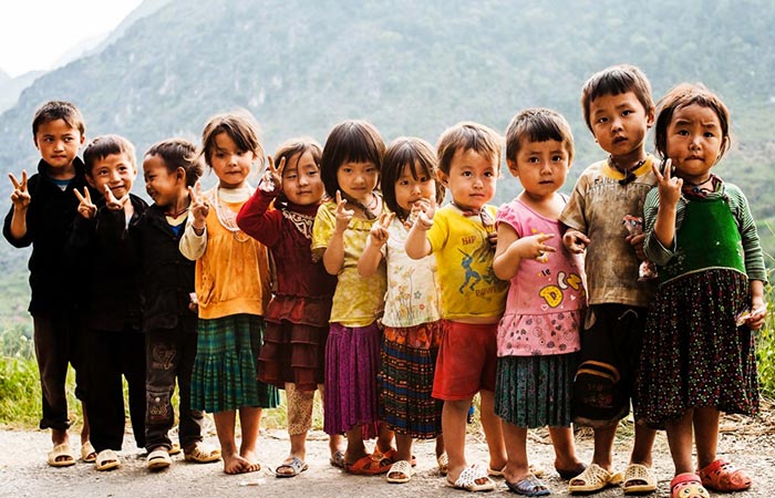 The children of Vietnam posing for Réhahn.