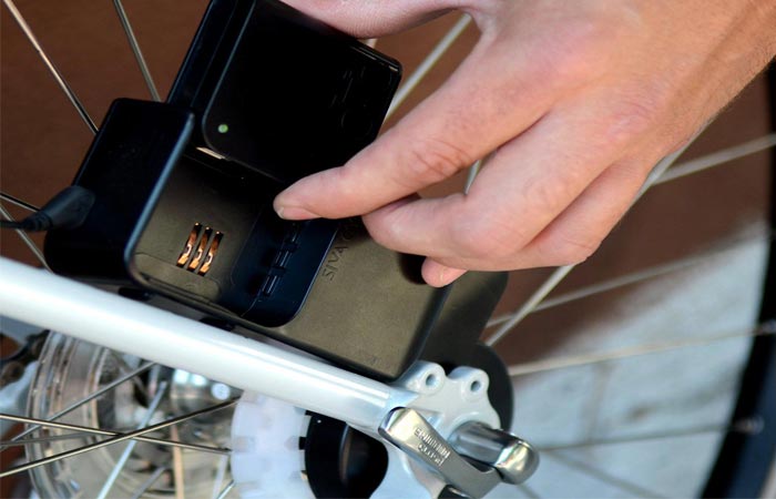 The Siva Atom Bicycle USB Charger and Battery Bank attachment to the bicycle wheel.