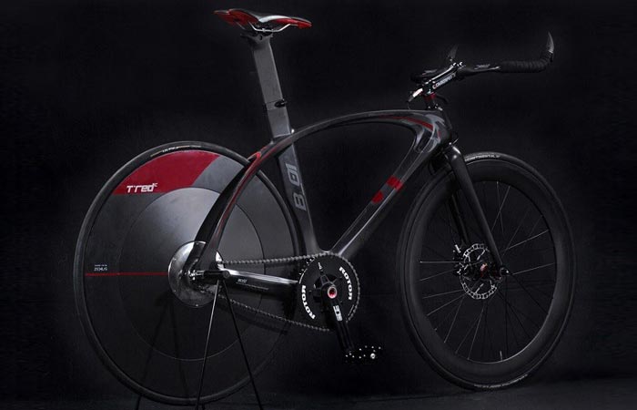 T°RED BestiaNera Hybrid Bike , side view, with a black background.