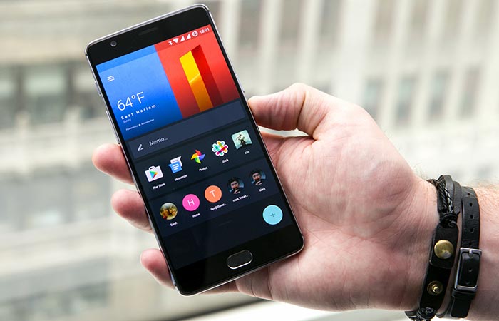 OnePlus 3 being held by someone with the display on