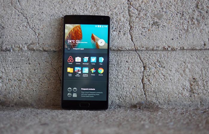 The OnePlus 3 leaning against a concrete wall