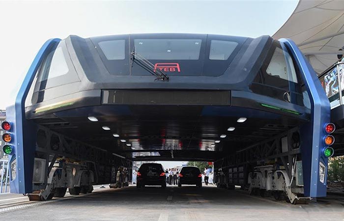 World’s First Transit Elevated Bus front view with cars underneath